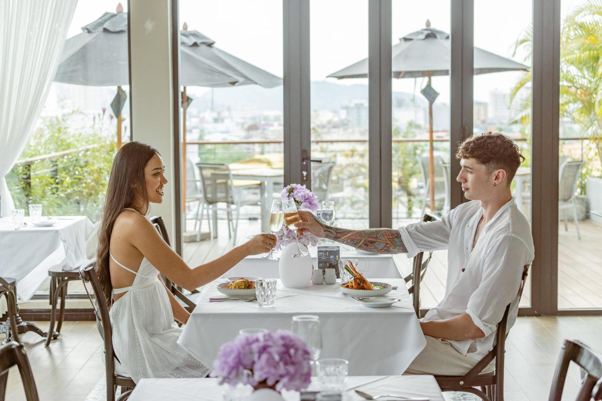 Skyview Resort Phuket Patong Beach Dış mekan fotoğraf A couple dining together