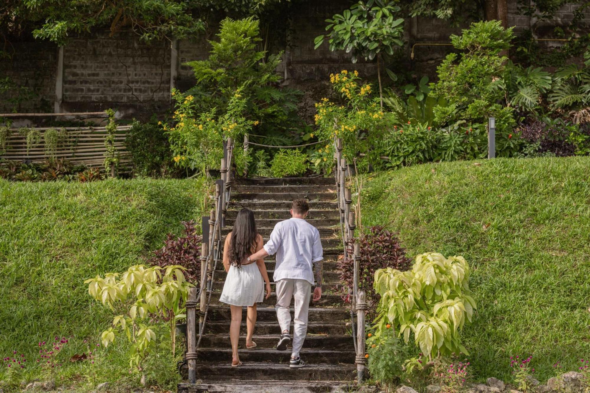 Skyview Resort Phuket Patong Beach Dış mekan fotoğraf Stairs at the entrance of the botanical garden